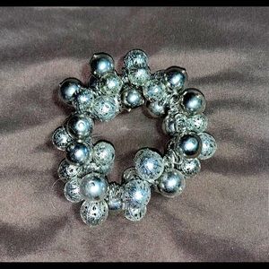 Beautiful Silvertone Bauble bracelet